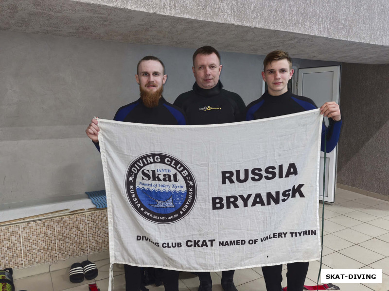 Талеронок Николай, Азаркин Юрий, Радченко Тимофей, на память с инструктором, что отвечал за подготовку группы