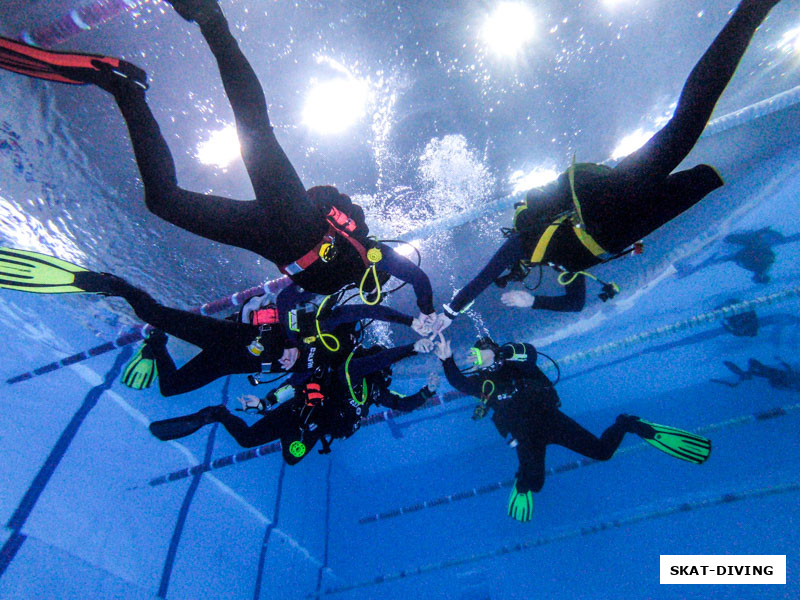 На декомпрессионной остановке, основой для сбора группы является палец одного из участников