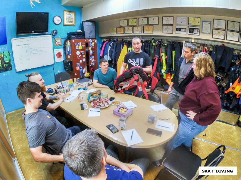 Кульбаков Максим, рассказывает собравшимся как учился заправлять ремень в балонную пряжку для дайвинга