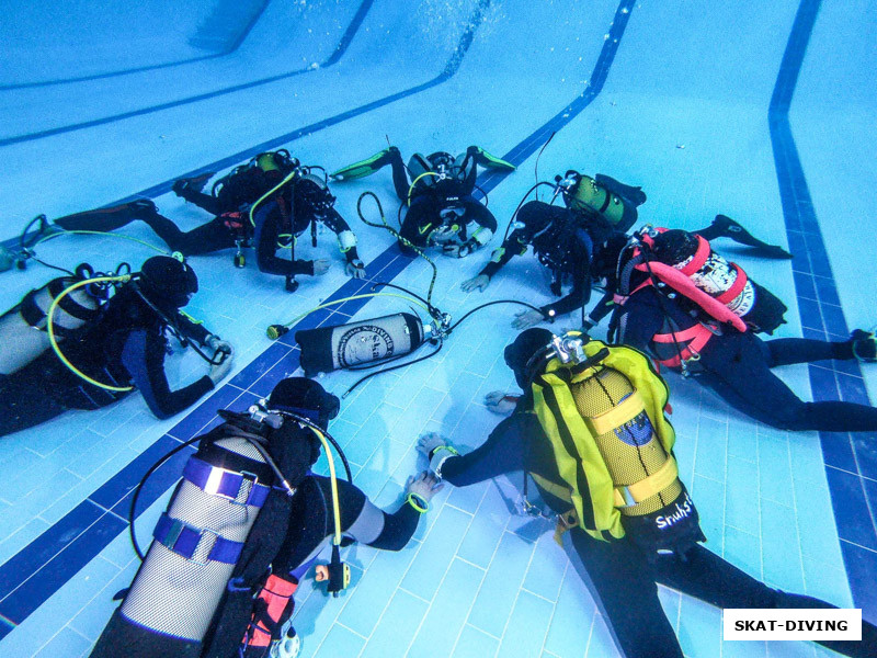 Второе интереснейшее упражнение второго дня семинара: "Карусель CO2". Один дышащий регулятор на семь участников, в данном случае