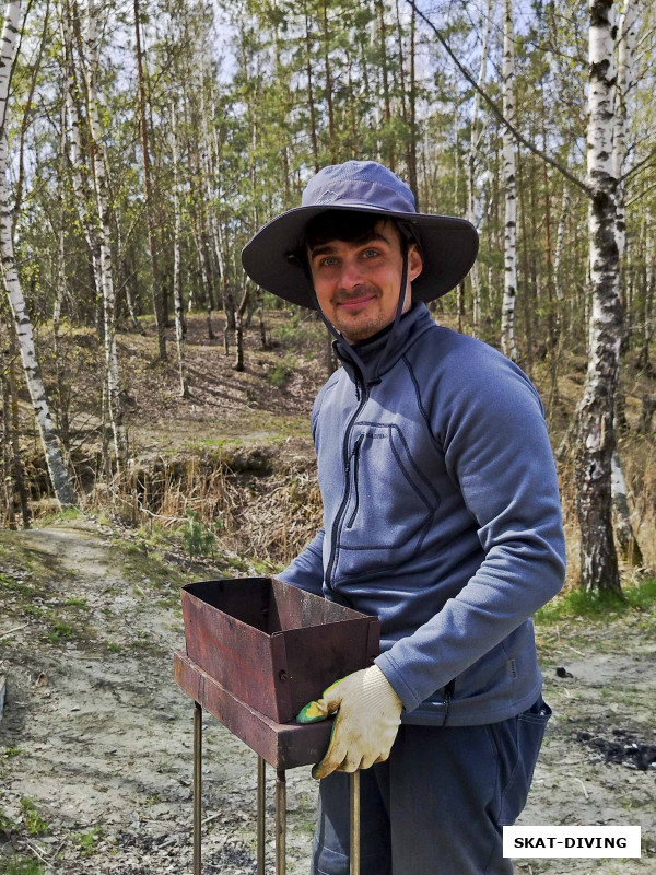 Вокрячко Сергей, неожиданно побаловал выходящих из воды коллег вкусным шашлыком