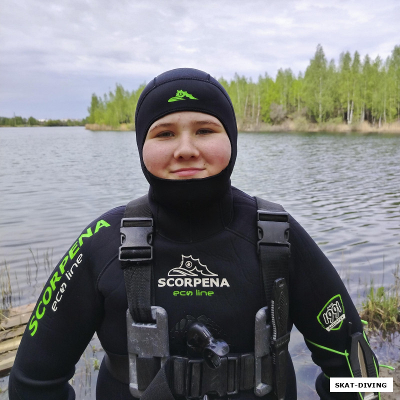 Попов Андрей, нырял в ледяной воде в неопреновой пятерке, а потом еще долго сидел без нее и остывал
