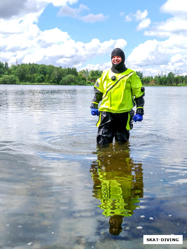 Парфенов Николай, приступил к сдаче открытой воды по курсу сухого костюма, да, это - вещь универсальная, и в теплой воде можно комфортно нырять!