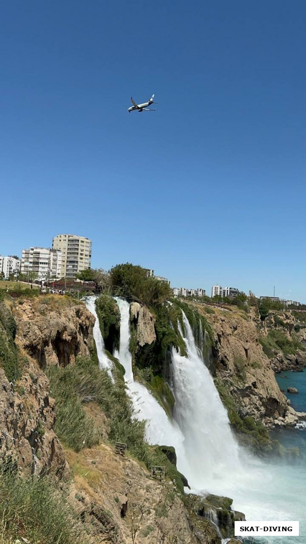водопад Нижний Дюден - 45 метров воды, разбивающейся в мельчайшие брызги
