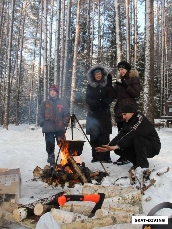 Сгрудились погреться у костра