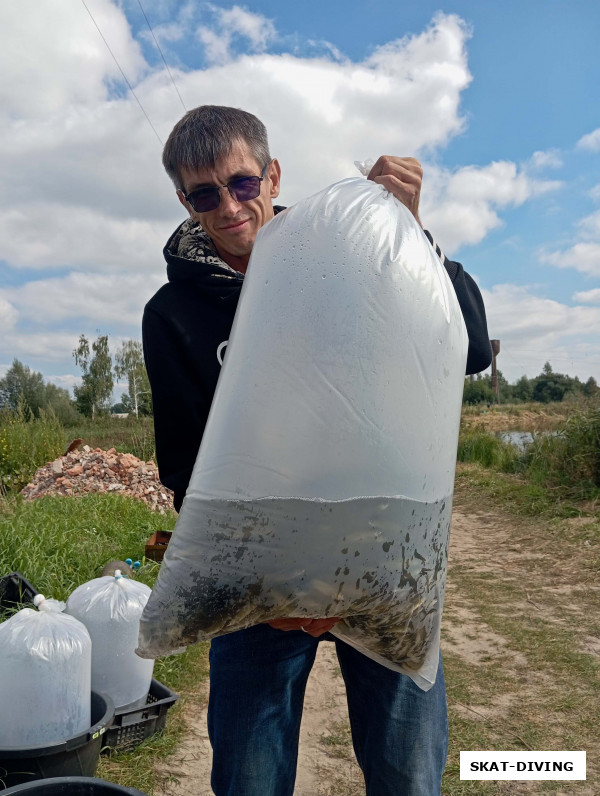 Пакет перед закрытием наполняется кислородом, в таком виде рыба может ехать до 8 часов