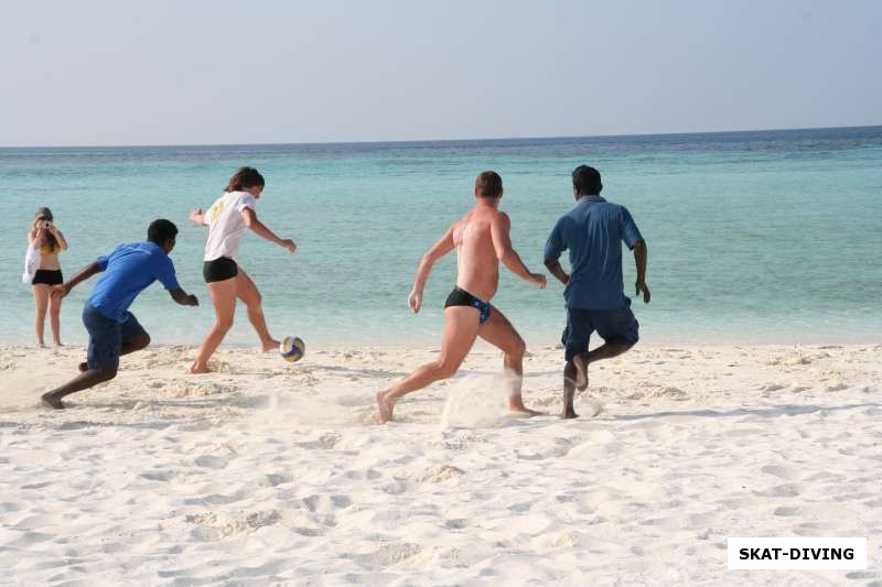 Футбол по песку, прекрасно... правда ноги потом болят!