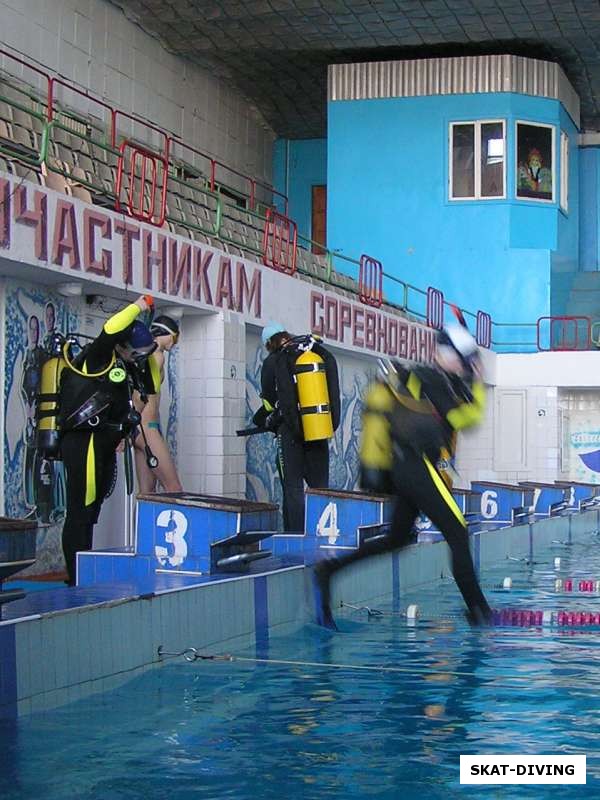 Опытные сестры заходят уже широким шагом