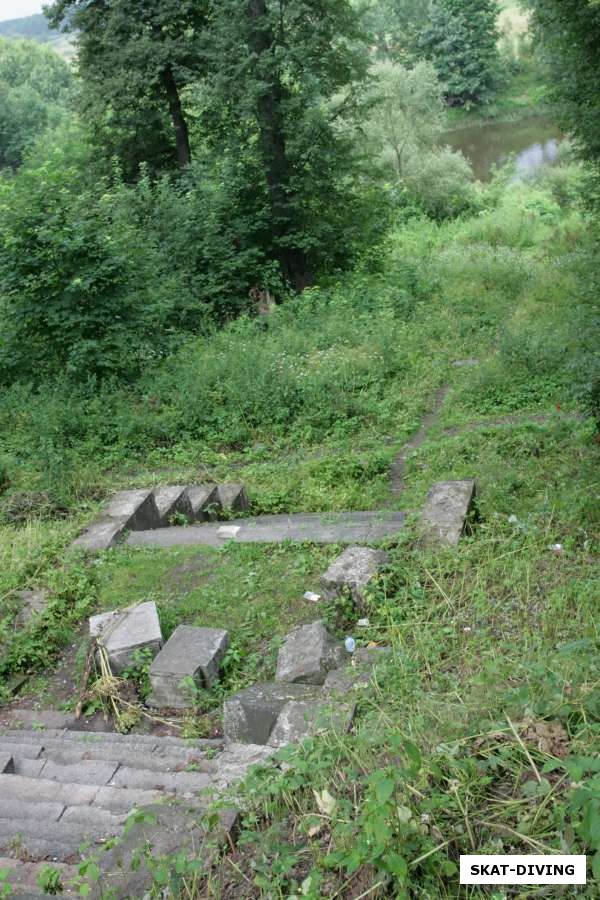 Лестница к старинному поместью в Хотылево