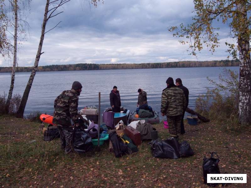 Процесс сворачивания и погрузки лагеря на корабли