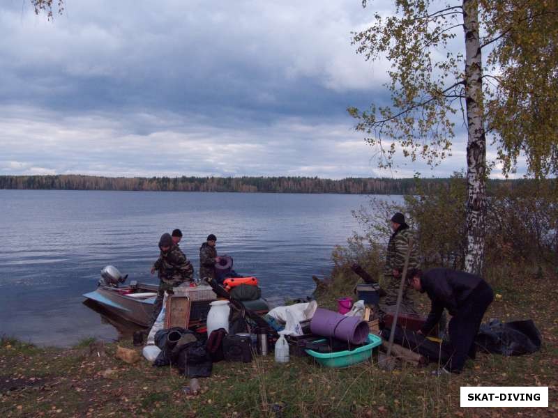 Процесс сворачивания и погрузки лагеря на корабли