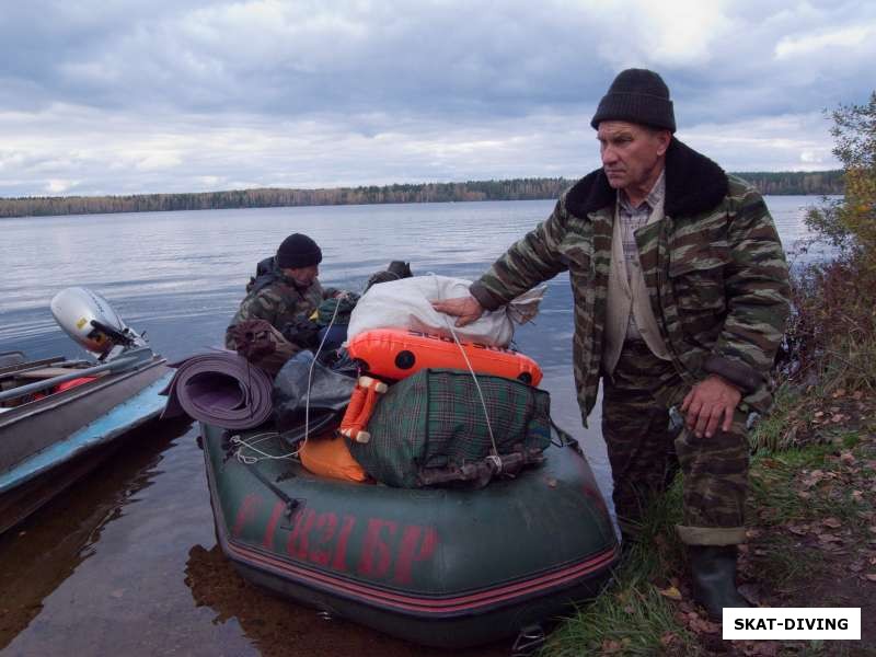 Маленькая резиновая лодка перебросила легкие вещи на другую сторону Трояна, к автомобильной стоянке