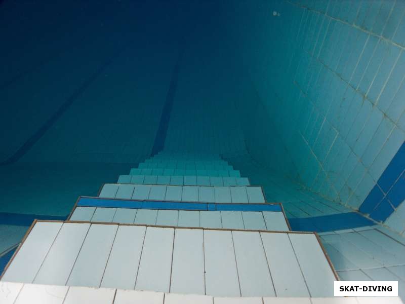 Лестница на самую самую глубокую часть бассейна