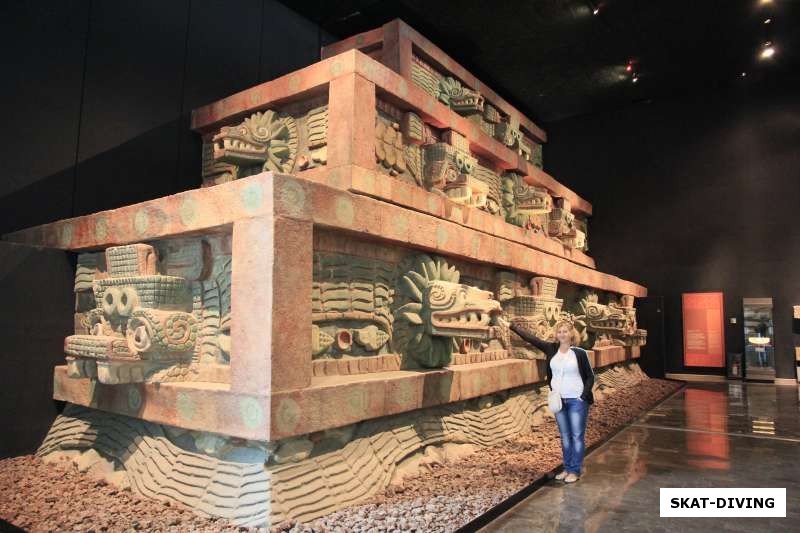 Копия стены храма Кетцалькоатля в археологическом музеи Мехико