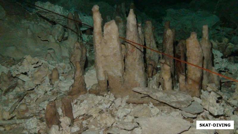 Все пещеры просто усыпаны сталактитами и сталагмитами