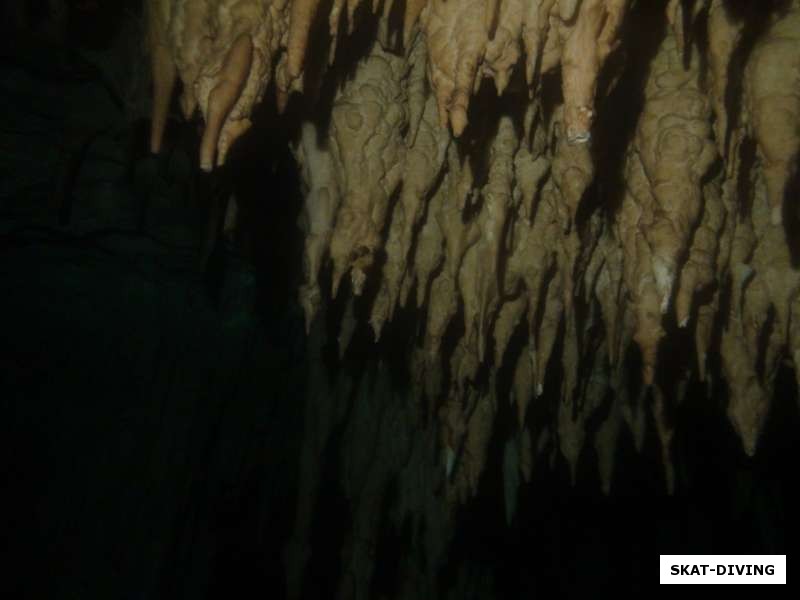 Столоктиты на потолке пещеры