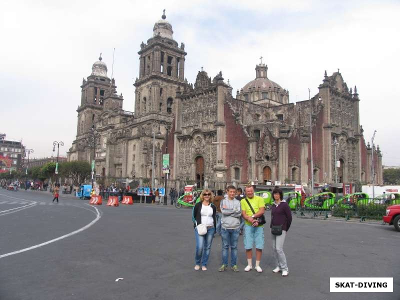 Готический собор на площади Сокола в Мехико