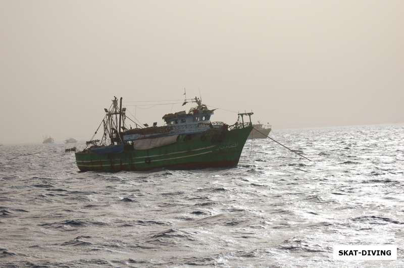 рыболовецкий сейнер на красном море