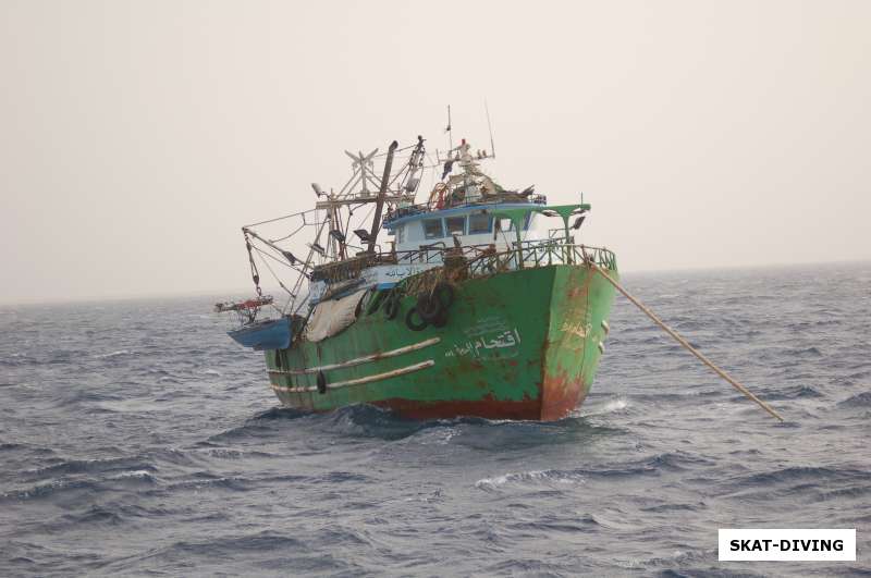 рыболовецкий сейнер на красном море