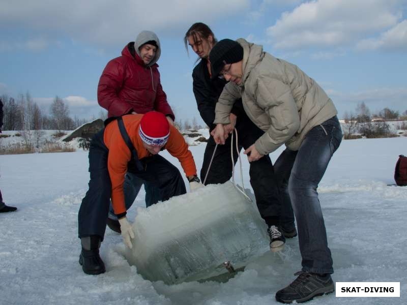 Юрков Юрий, Шнабель Константин, Гайдуков Максим, первая глыба льда оказалась на поверхности