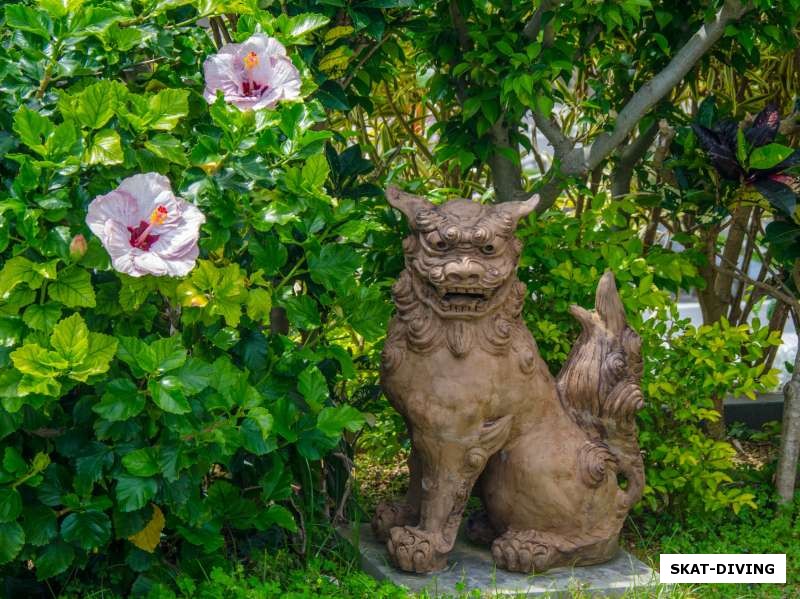 Статуя собаке-дракону, защитнику Окинавы от злых духов. Такие статуи ставят на крышах домов, у крыльца и просто на улицах