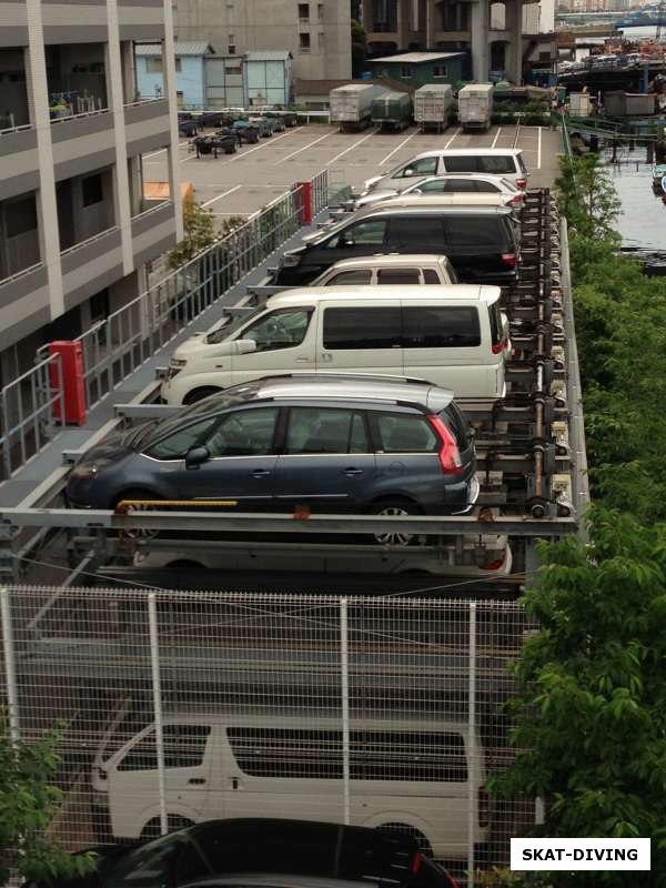 Типичная автомобильная парковка в Токио