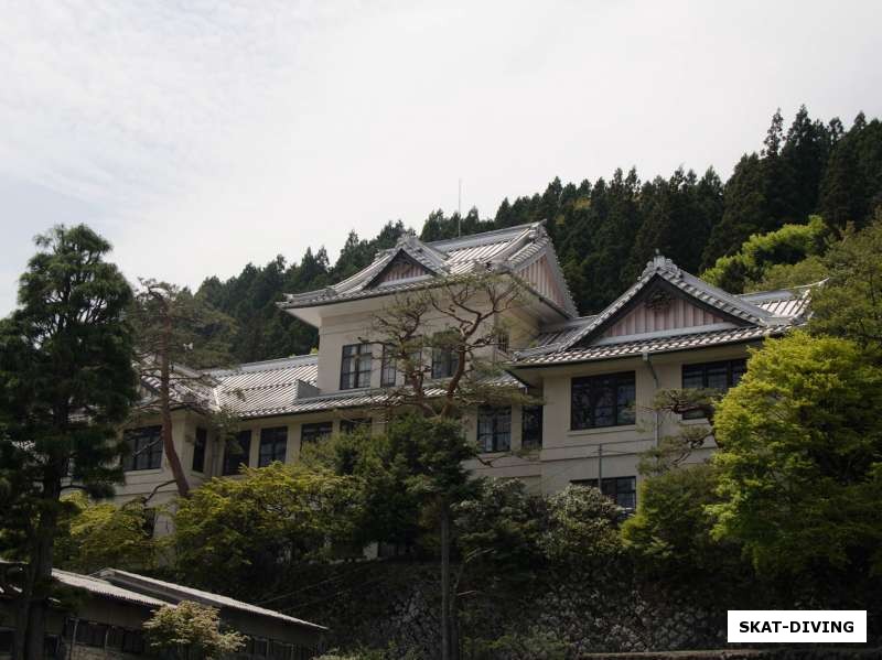 Элитные постройки в горах около Токио