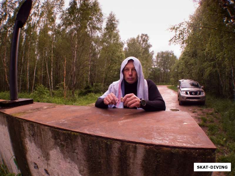 Ильюшин Дмитрий, обед подвоха - кусочек козинака на большом бетонном столе