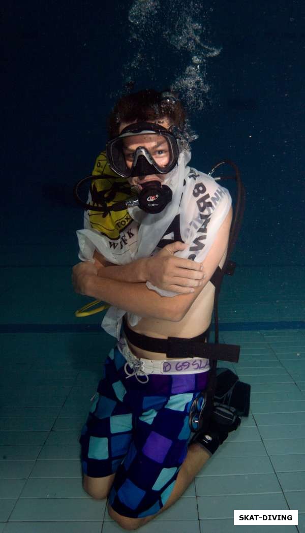 Врублевский Александр, укутавшись в флаг пытается согреться под водой
