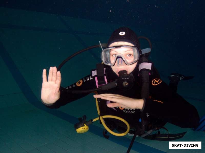 Кирюхина Ольга, показывает прием из каратэ под водой