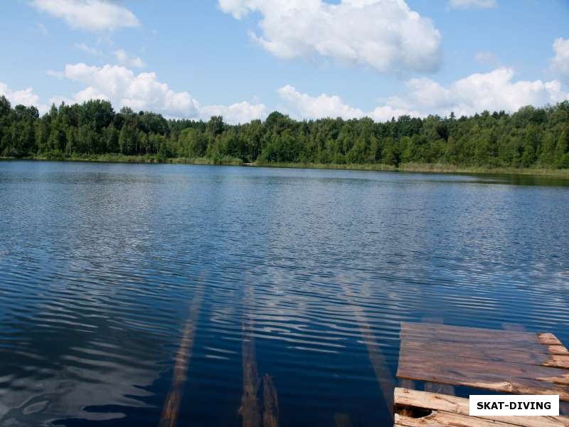 Круглое озеро с чистейшей водой