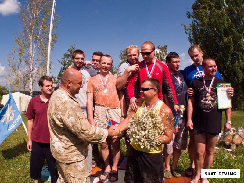 Романов Артем, Максимихин Андрей, Ильюшин Дмитрий, команда клуба СКАТ на втором месте в общем зачете