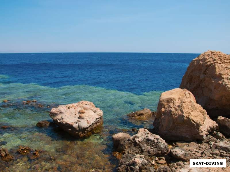 Где чистая морская вода встречается с скалистым берегом