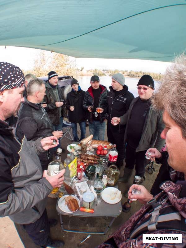 Затопленный экскаватор посмотрели, померзли, теперь и не грех отметить