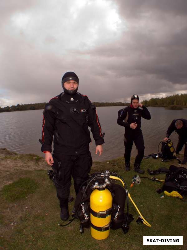 Зюков Роман, через мгновения окажется в холодной воде водоема