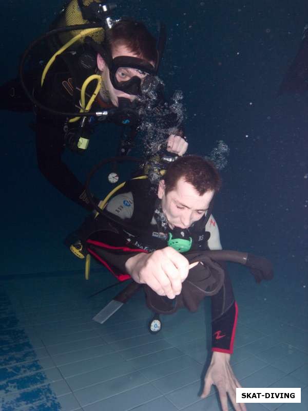 Морозов Андрей, Николаенков Сергей, без маски под водой видно совсем плохо, вся надежда на напарника