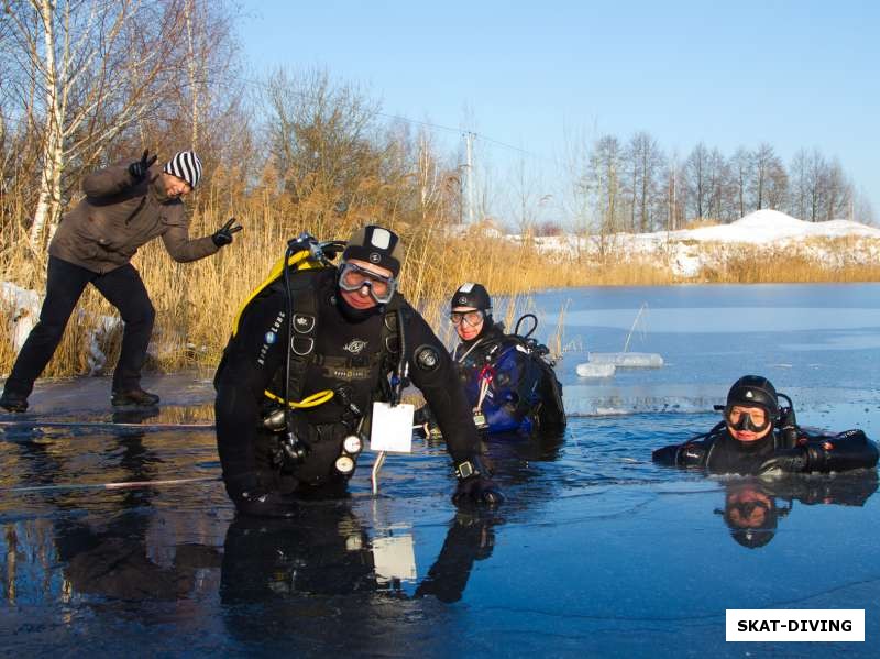 Дунин-Барковский Андрей, приобщается к ICE-дайвингу пока просто купаясь в майне