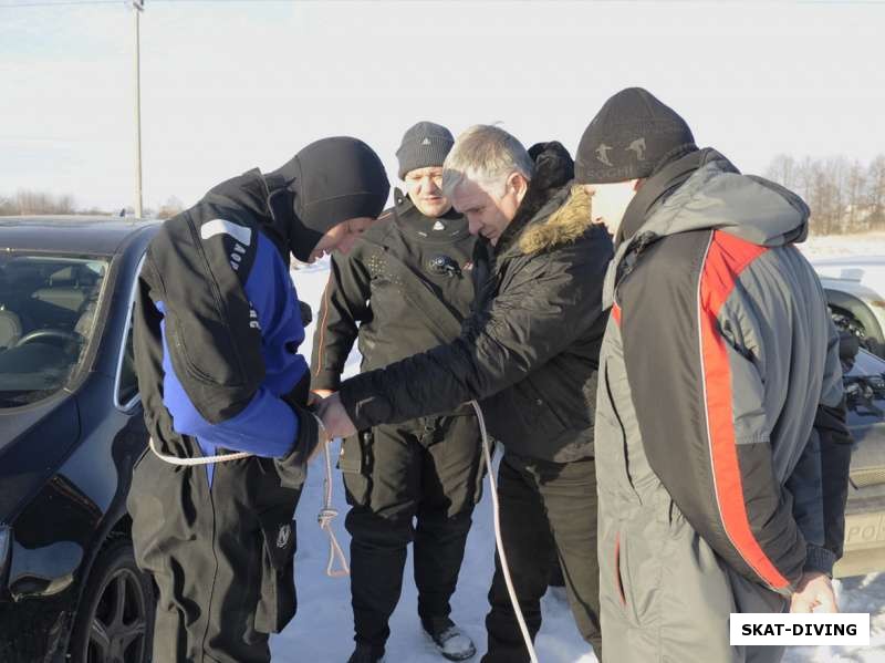 Понятно, что как правильно вязать булинь вспоминали всей компанией