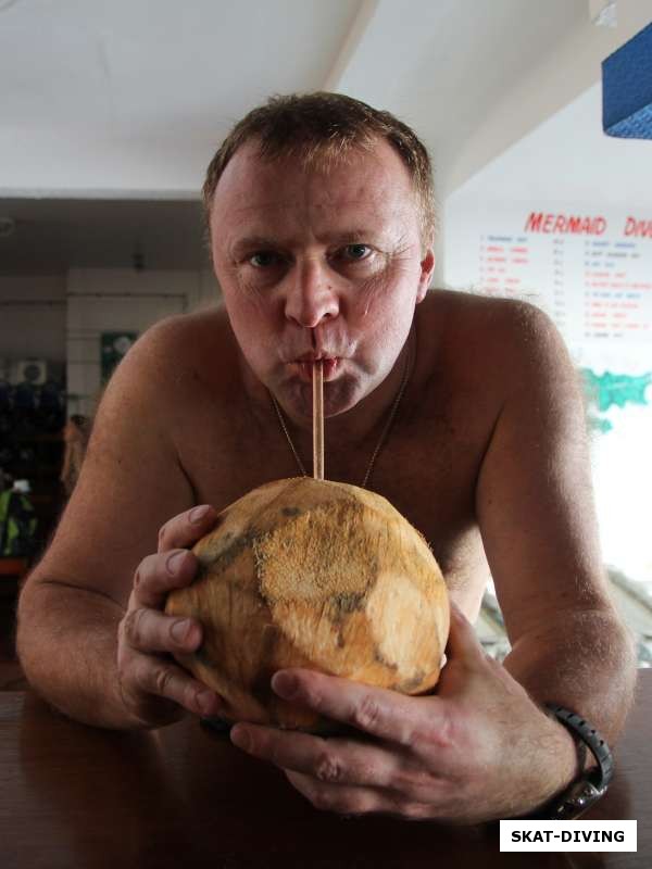 Терехов Владимир, между дайвами можно отдохнуть и попить свежего кокосового молока