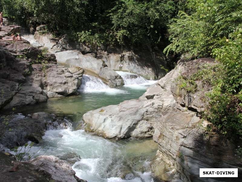 Ручка, питающая водой горное озеро