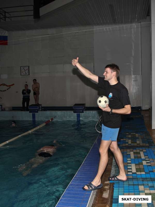Кирюхин Роман, объясняет правила подводного гандбола для отчаянных участников