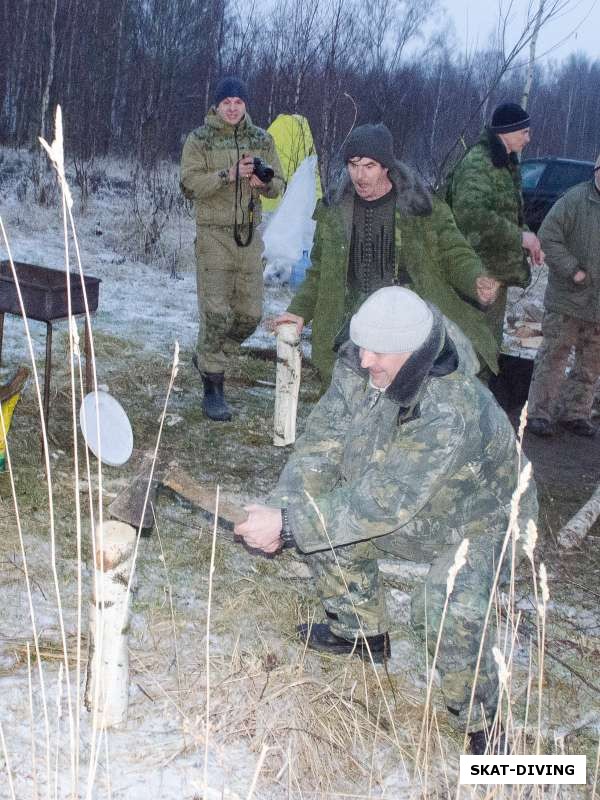 Корсаков Алексей, заготавливает дрова