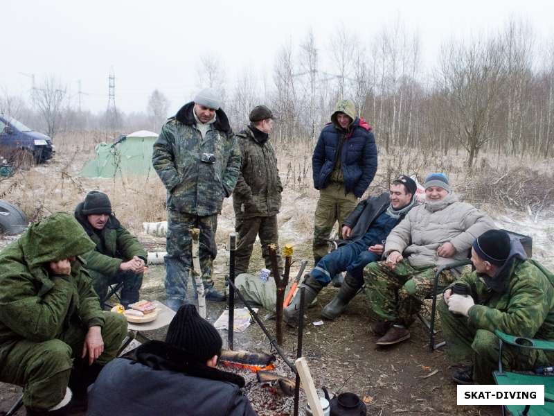 Общение подводных охотников у костра