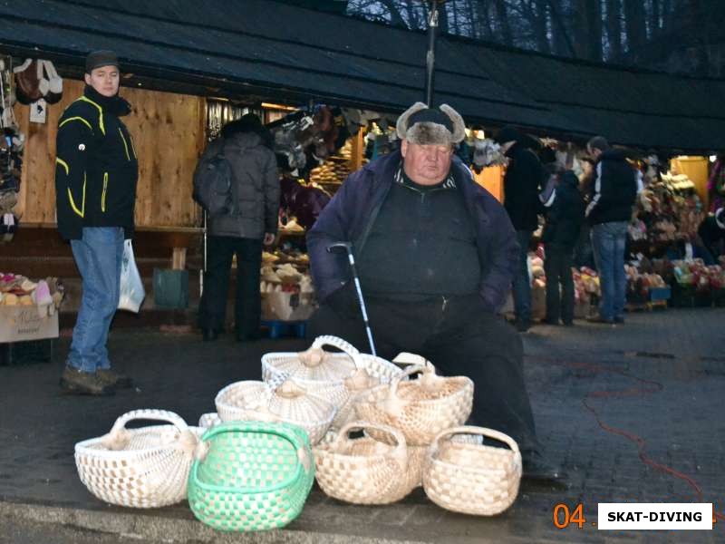 Среди местных торговцев особенно выделялся дядечка с корзинками