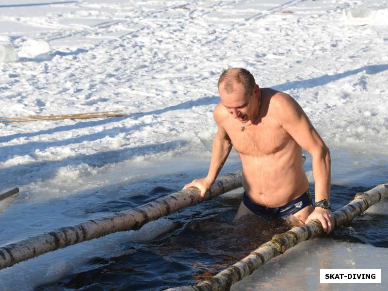 Чуков Владимир, отжимание на брусьях было усложнено погодными условиями