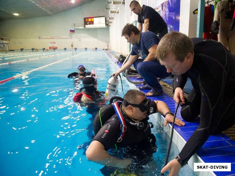 Участники первого заплыва в Sidemount и страхующие на бортике