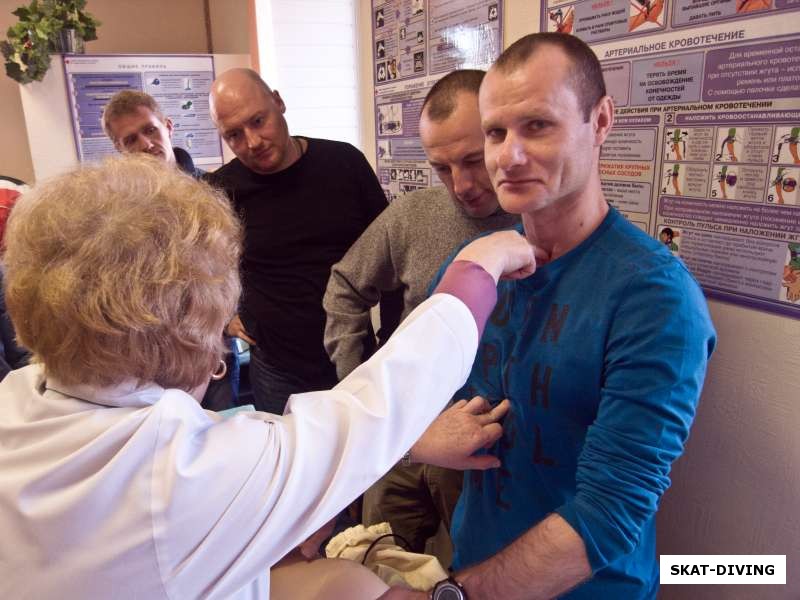 Юрков Юрий, Перед началом непрямого массажа сердца важно правильно определить точку давления
