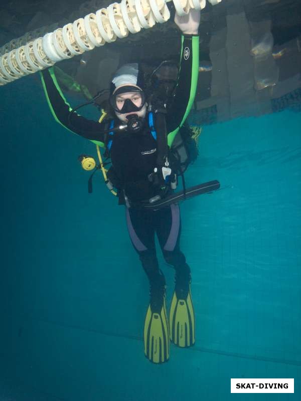 Долженко Анастасия, первый опыт дыхания с акваланга с опущенным в воду лицом