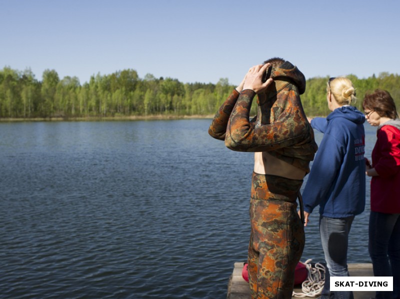 Шувалов Владимир, одевается для глубоких нырков в холодной воде