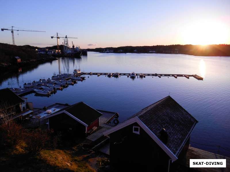 Dolmsundet Marina– это небольшой причал для легких лодок и катеров, на берегу которого разбросаны крохотные домики, рассчитанные на 4– 6 человек. В домике спальня, кухня, ванна и туалет